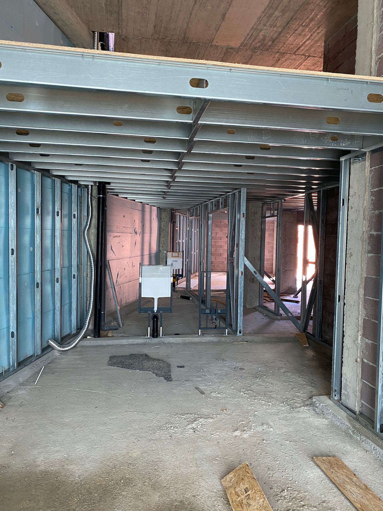 Construção de mezaninos em estrutura de aço leve (Light Steel Frame - LSF) em edifício em reconstrução.  A execução de mezaninos, dado o elevado pé-direito do espaço, criou um novo piso intermédio.  A execução em LSF da estrutura de suporte ao novo piso, além de estruturalmente eficiente, tem a vantagem do peso a aplicar na construção existente. No revestimento do piso executado foram utilizados painéis de OSB de 18mm.