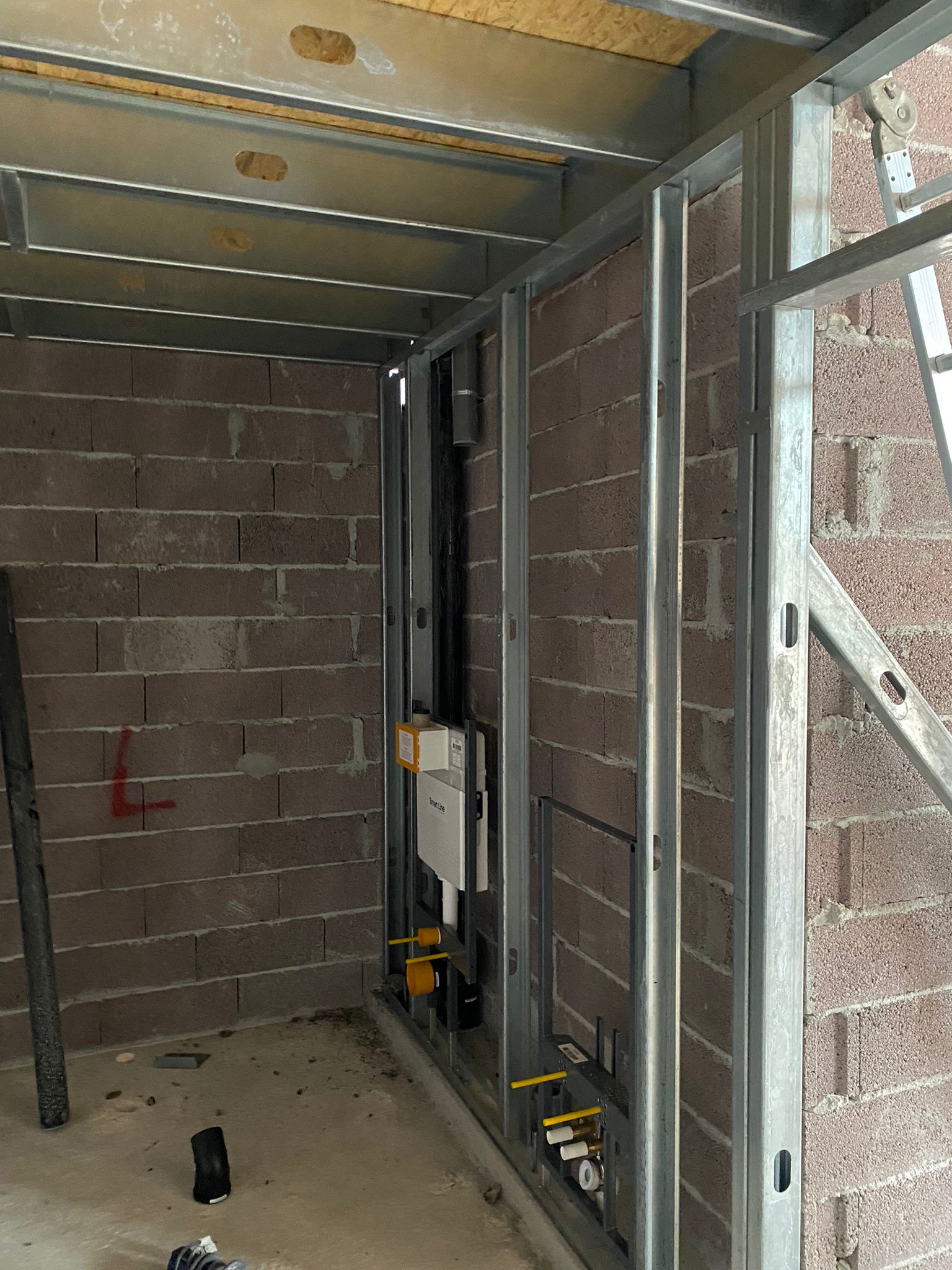 Construção de mezaninos em estrutura de aço leve (Light Steel Frame - LSF) em edifício em reconstrução.  A execução de mezaninos, dado o elevado pé-direito do espaço, criou um novo piso intermédio.  A execução em LSF da estrutura de suporte ao novo piso, além de estruturalmente eficiente, tem a vantagem do peso a aplicar na construção existente. No revestimento do piso executado foram utilizados painéis de OSB de 18mm.